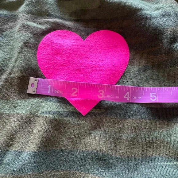 AVIATOR NATION Camouflage crewneck Sweatshirt with bright pink heart🩷NWOT🩷 - Picture 6 of 13